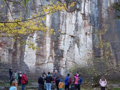 Sziklamászó hely a községtől 3 km-re A via ferrata olyan hegyi út, amelyen előzetesen felszerelt létrák, lépcsők, hidak és fémkábelek segítik az előrehaladást. A via ferrata túrázás gyakorlatot, fizikai állóképességet és megfelelő felszerelést igényel. Mivel ezek az utak gyakran nagy magasságokban vezetnek, a tériszony leküzdése az ilyen jellegű túrák elengedhetetlen része. A via ferrata útvonalaknál az “A” jelzésűek a legkönnyebben teljesíthetőek, míg az “F” betűvel jelzetteket kizárólag profi mászóknak ajánlják